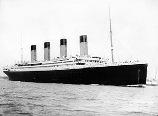 Black and white picture of the Titanic in the ocean