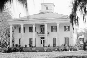 A plantation house in Mississippi