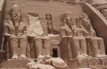 Four statues of Ramses outside Abu Simbel
